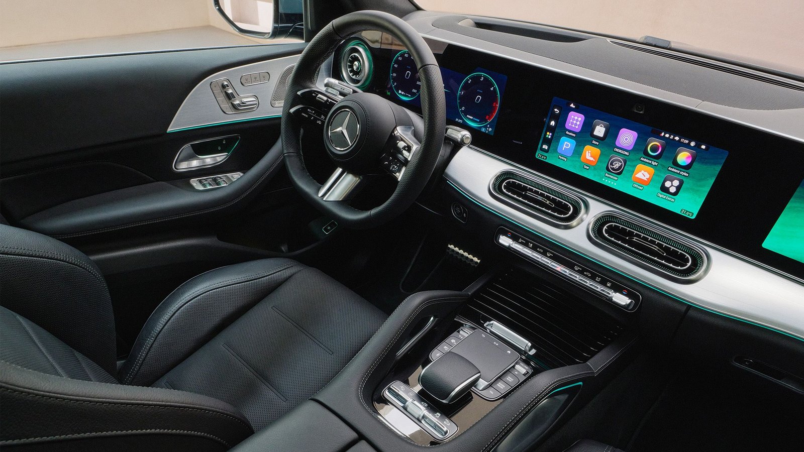 Innenraum des Mercedes-Benz GLE Coupé 2026 mit digitalem Kombiinstrument, großem Touchscreen, Lederlenkrad und schwarzer Lederausstattung