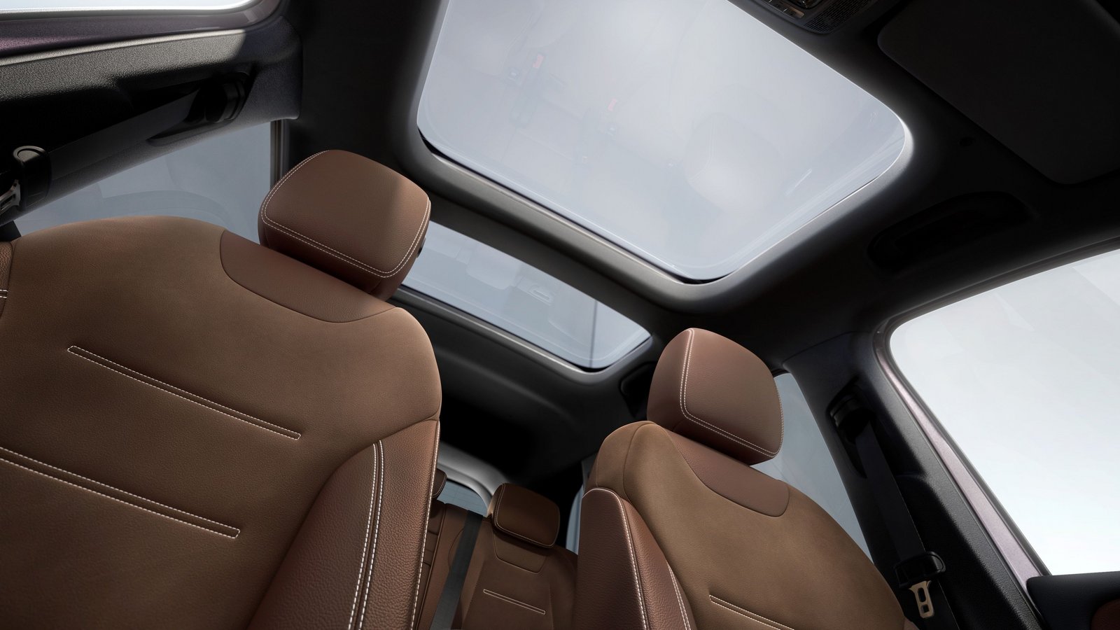 Blick auf das Panoramadach des Mercedes GLB, das ein offenes Fahrgefühl ermöglicht.