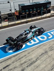 Blick in die Boxengasse auf ein Mercedes-AMG Petronas Formel-1 Fahrzeug