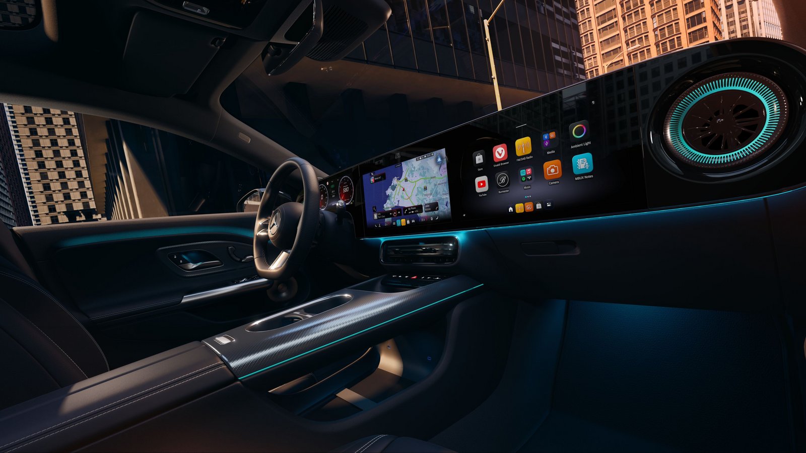 Innenraum des Mercedes-Benz CLA 2026 mit digitalem Cockpit, großem Touchscreen-Display und Ambientebeleuchtung vor urbaner Kulisse