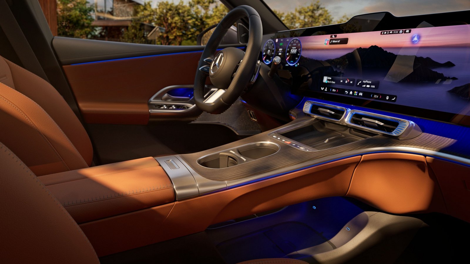 Innenraum eines Mercedes-Benz GLC EQ mit braunen Ledersitzen, digitalem Armaturenbrett und großem Touchscreen-Display.