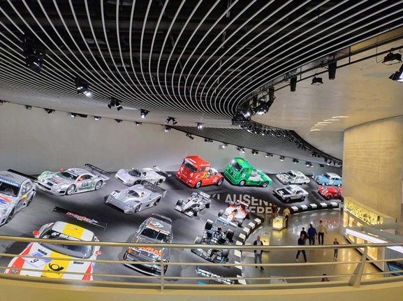 Azubis im Mercedes-Benz Werk und Museum
