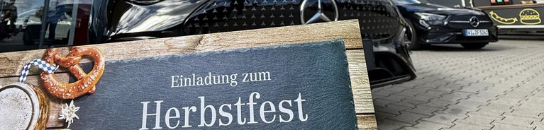 Schild mit Aufschrift Herbstfest bei Schreiner & Wöllenstein