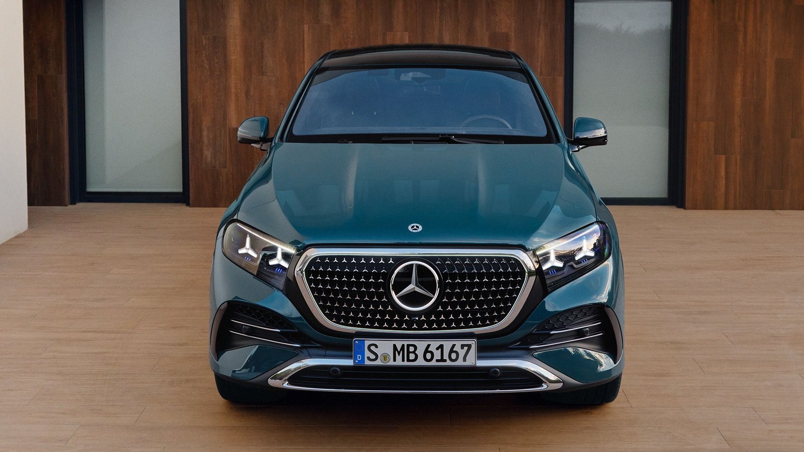 Mercedes-Benz GLE Coupé 2026 frontal mit markantem Kühlergrill, LED-Scheinwerfern und glänzendem Lack vor modernem Gebäude
