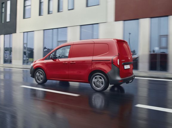Mercedes-Benz eCitan Kastenwagen in Rot bei einer Fahrt durch die Stadt.