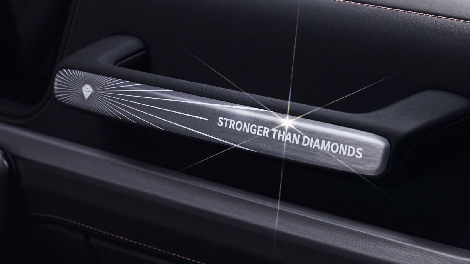 Nahaufnahme des Beifahrer-Griffs im Mercedes-Benz G-Klasse Innenraum mit der Aufschrift "Stronger than Diamonds".