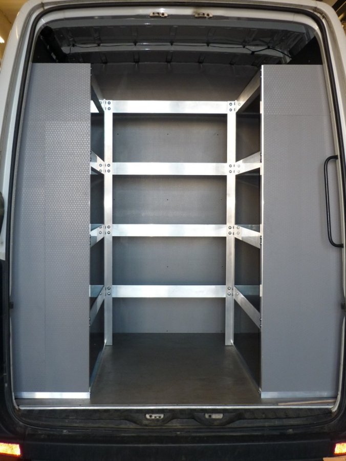 von Schreiner & Wöllenstein ausgebauter Laderaum eines Transporters
