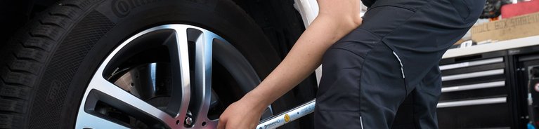 Mechaniker beim Räderwechsel