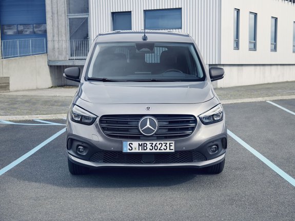 Mercedes-Benz eCitan Tourer in der Frontansicht auf einem Parkplatz.