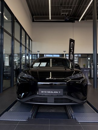 ein BYD SEALION 7 beim Herbstfest von Schreiner & Wöllenstein