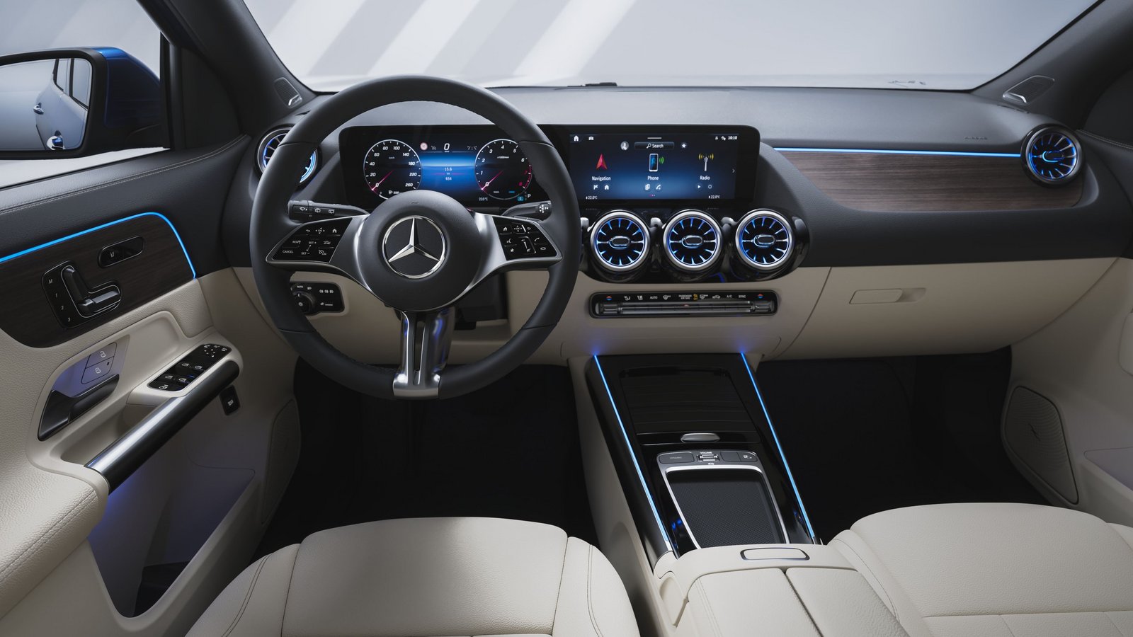Innenansicht des Cockpits im Mercedes-Benz GLA mit modernem Design und hochwertiger Ausstattung.